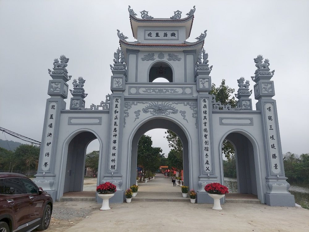 Đền có bố cục tam điện uy nghi